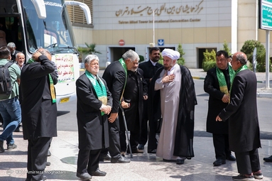 نصب پرچم حرم رضوی در برج میلاد تهران