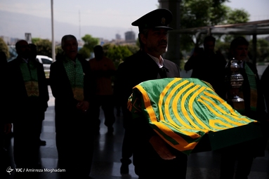 نصب پرچم حرم رضوی در برج میلاد تهران