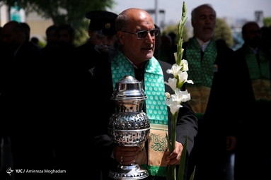 نصب پرچم حرم رضوی در برج میلاد تهران