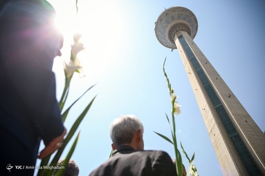 نصب پرچم حرم رضوی در برج میلاد تهران