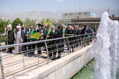 نصب پرچم حرم رضوی در برج میلاد تهران