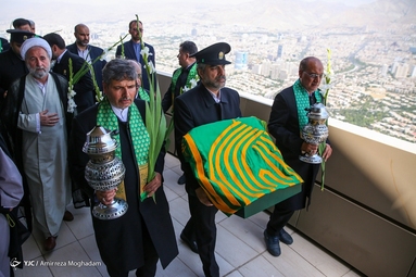 نصب پرچم حرم رضوی در برج میلاد تهران