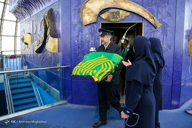 نصب پرچم حرم رضوی در برج میلاد تهران