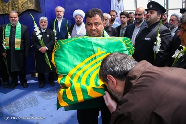 نصب پرچم حرم رضوی در برج میلاد تهران