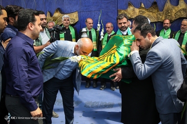 نصب پرچم حرم رضوی در برج میلاد تهران
