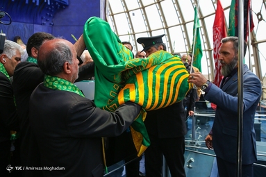 نصب پرچم حرم رضوی در برج میلاد تهران