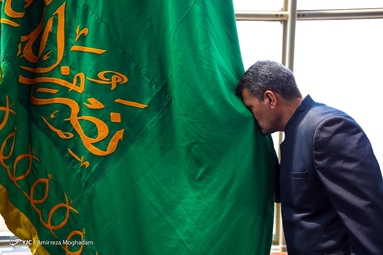 نصب پرچم حرم رضوی در برج میلاد تهران