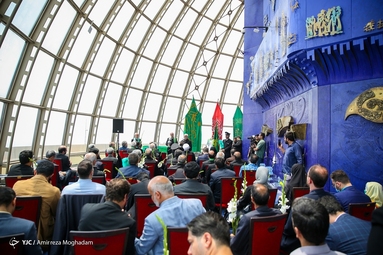 نصب پرچم حرم رضوی در برج میلاد تهران