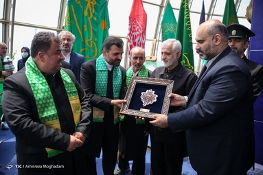 نصب پرچم حرم رضوی در برج میلاد تهران