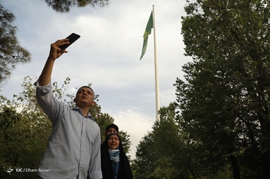 اهتزاز بزرگترین پرچم سبز حرم رضوی - تهران