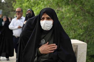 اهتزاز بزرگترین پرچم سبز حرم رضوی - تهران