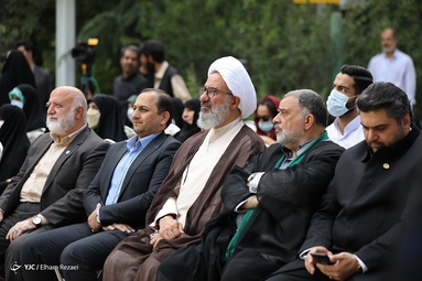 اهتزاز بزرگترین پرچم سبز حرم رضوی - تهران