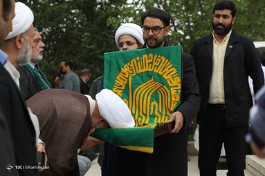 اهتزاز بزرگترین پرچم سبز حرم رضوی - تهران