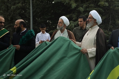اهتزاز بزرگترین پرچم سبز حرم رضوی - تهران