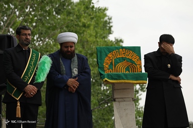 اهتزاز بزرگترین پرچم سبز حرم رضوی - تهران