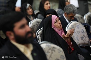 اهتزاز بزرگترین پرچم سبز حرم رضوی - تهران