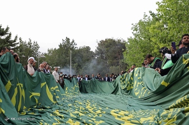 اهتزاز بزرگترین پرچم سبز حرم رضوی - تهران
