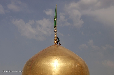 شستشوی گنبد مطهر رضوی در آستانه ولادت امام رضا (ع)