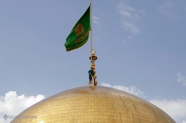 شستشوی گنبد مطهر رضوی در آستانه ولادت امام رضا (ع)