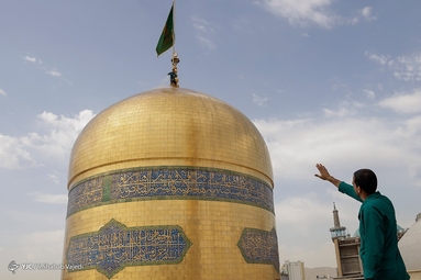 شستشوی گنبد مطهر رضوی در آستانه ولادت امام رضا (ع)