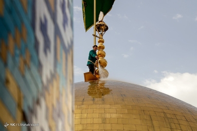 شستشوی گنبد مطهر رضوی در آستانه ولادت امام رضا (ع)