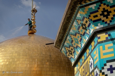 شستشوی گنبد مطهر رضوی در آستانه ولادت امام رضا (ع)
