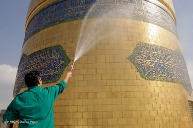 شستشوی گنبد مطهر رضوی در آستانه ولادت امام رضا (ع)