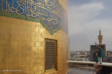 شستشوی گنبد مطهر رضوی در آستانه ولادت امام رضا (ع)