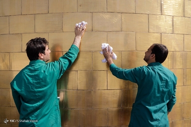 شستشوی گنبد مطهر رضوی در آستانه ولادت امام رضا (ع)