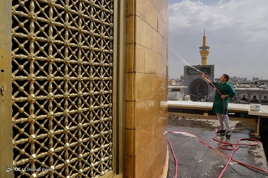 شستشوی گنبد مطهر رضوی در آستانه ولادت امام رضا (ع)