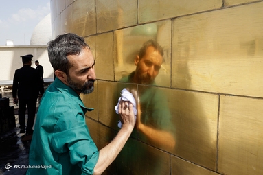 شستشوی گنبد مطهر رضوی در آستانه ولادت امام رضا (ع)