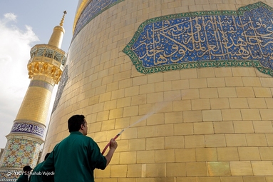 شستشوی گنبد مطهر رضوی در آستانه ولادت امام رضا (ع)