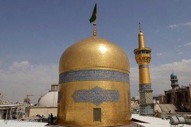 شستشوی گنبد مطهر رضوی در آستانه ولادت امام رضا (ع)