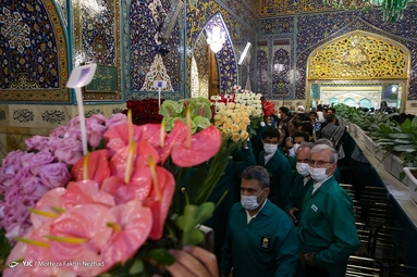 گل آرایی ضریح مطهر رضوی به مناسبت دهه کرامت