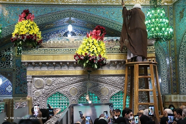 گل آرایی ضریح مطهر رضوی به مناسبت دهه کرامت