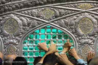 گل آرایی ضریح مطهر رضوی به مناسبت دهه کرامت