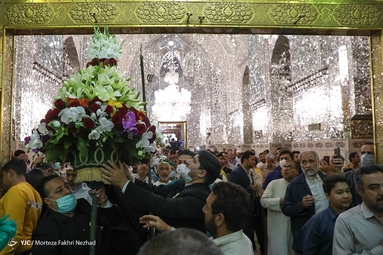 گل آرایی ضریح مطهر رضوی به مناسبت دهه کرامت