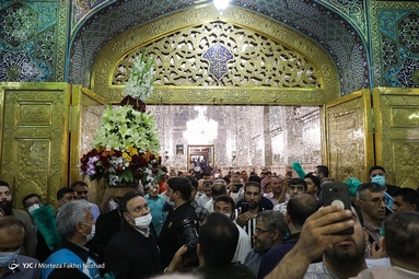 گل آرایی ضریح مطهر رضوی به مناسبت دهه کرامت