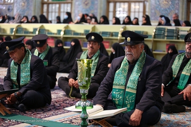 مراسم تعویض پرچم گنبد حرم مطهر رضوی