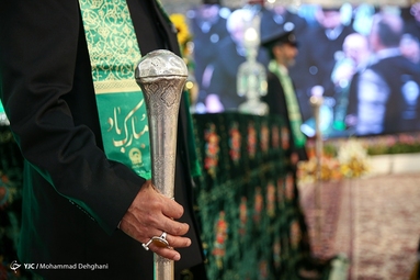 مراسم تعویض پرچم گنبد حرم مطهر رضوی