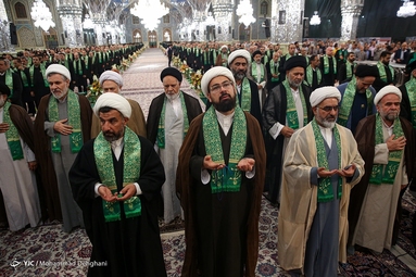 مراسم تعویض پرچم گنبد حرم مطهر رضوی
