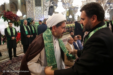 مراسم تعویض پرچم گنبد حرم مطهر رضوی
