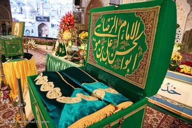 مراسم تعویض پرچم گنبد حرم مطهر رضوی