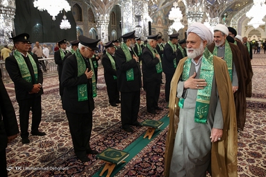 مراسم تعویض پرچم گنبد حرم مطهر رضوی