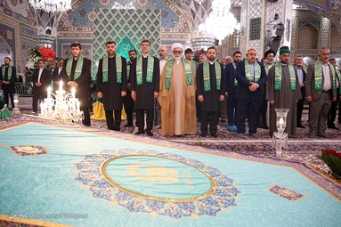 مراسم تعویض پرچم گنبد حرم مطهر رضوی