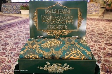مراسم تعویض پرچم گنبد حرم مطهر رضوی