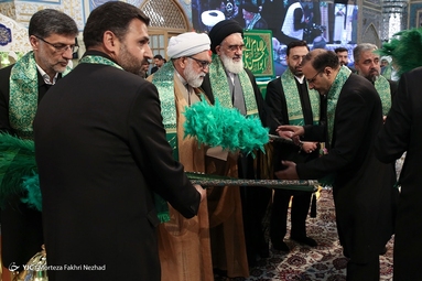 مراسم تعویض پرچم گنبد حرم مطهر رضوی