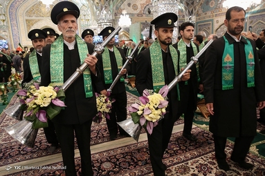 مراسم تعویض پرچم گنبد حرم مطهر رضوی