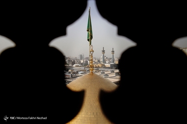 مراسم تعویض پرچم گنبد حرم مطهر رضوی
