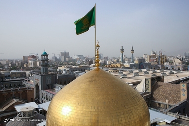 مراسم تعویض پرچم گنبد حرم مطهر رضوی